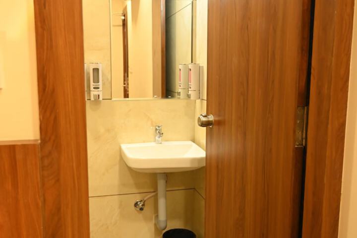 Room 25 of 28