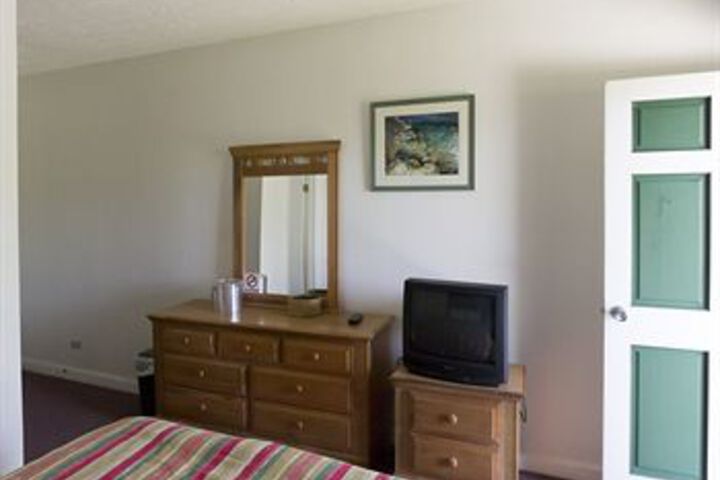 Room 4 of 9
