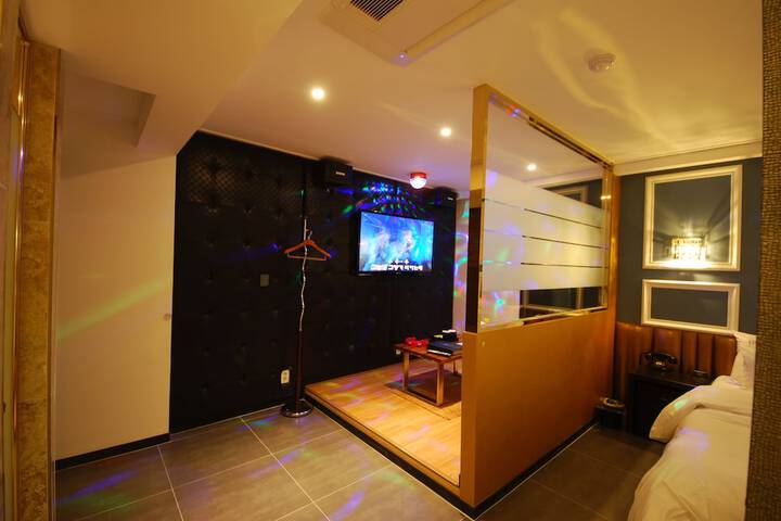 Room 16 of 44