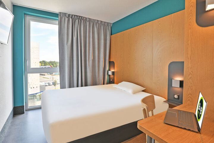 Room 8 of 31