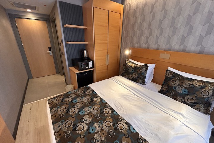 Room 7 of 27