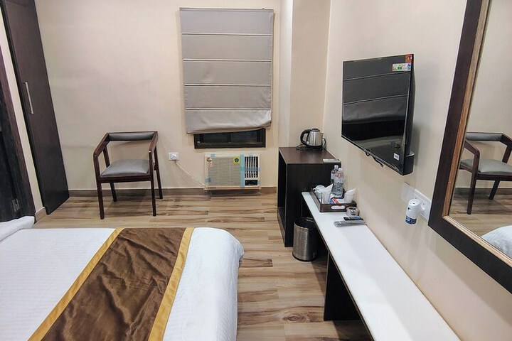Room 9 of 15