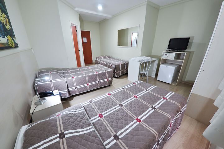 Room 4 of 33