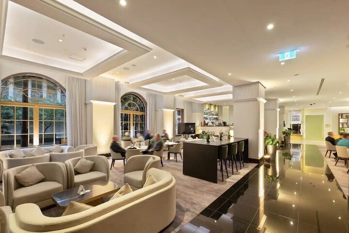Lounge 53 of 64