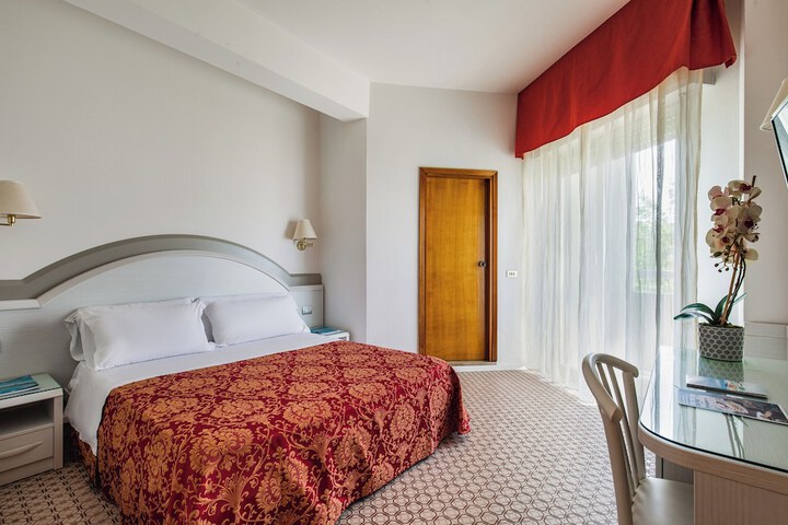 Room 9 of 32