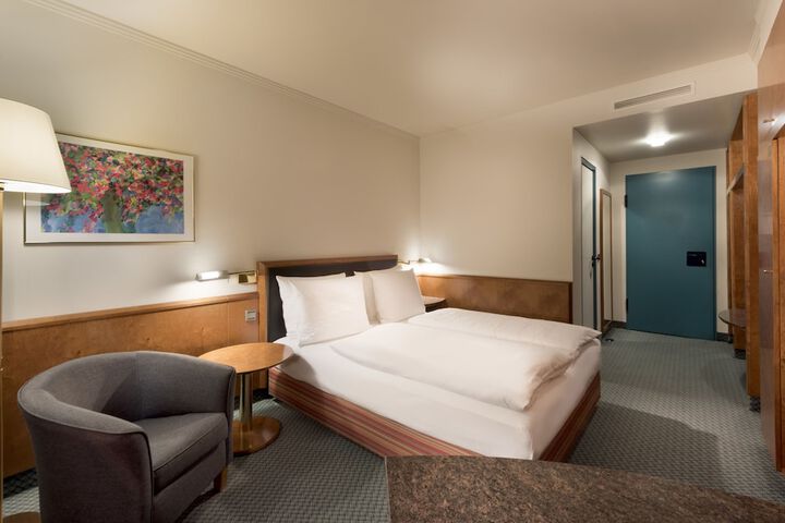 Room 11 of 102