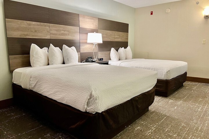 2 Queen Beds (17 of 17)