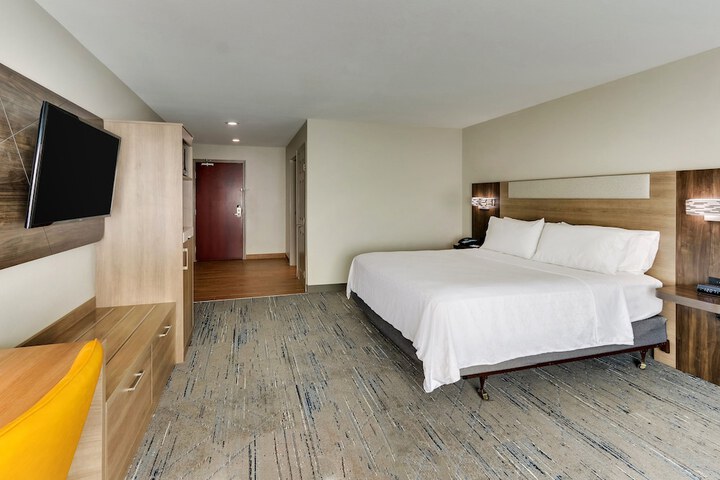 1 King Bed (8 of 18)