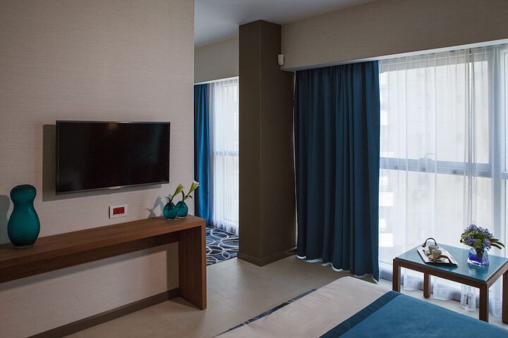 Room 28 of 100