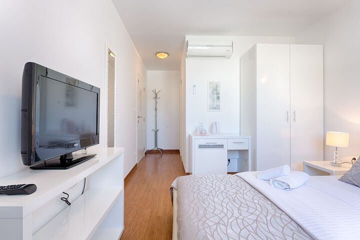 Room 10 of 93