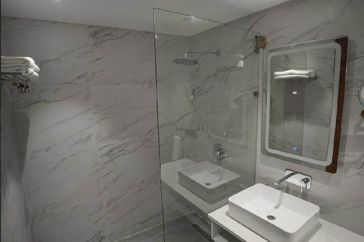 Room 6 of 18
