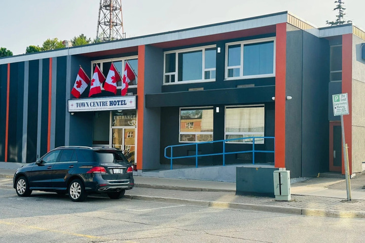 TOWN CENTRE INN - PARRY SOUND HOTEL