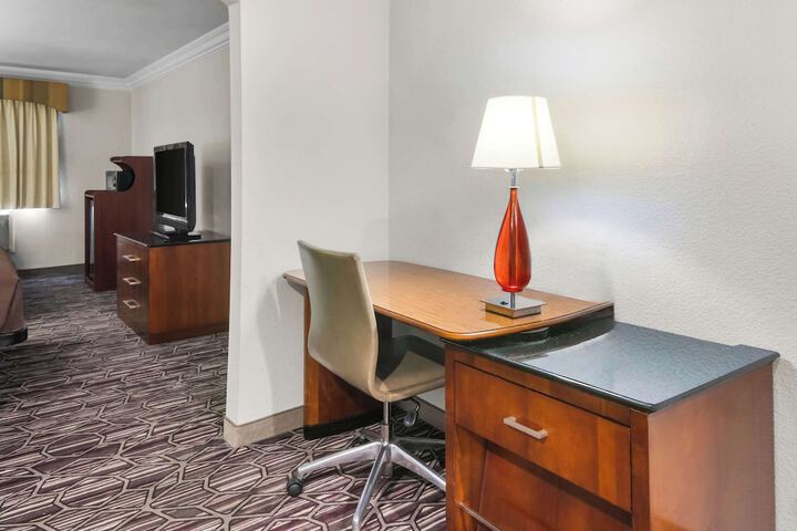 2 Queen Beds Microwave and Refrigerator Full Breakfast (6 of 15)