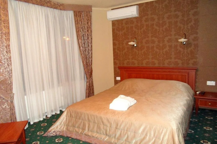 Room 6 of 12