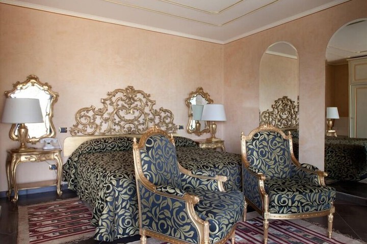 Room 8 of 25