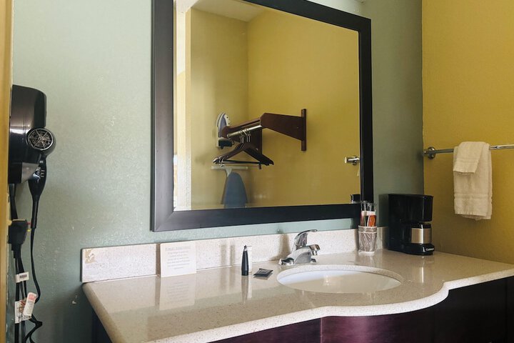 Room 16 of 40