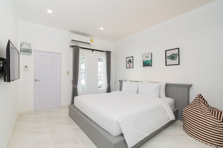 Room 2 of 10