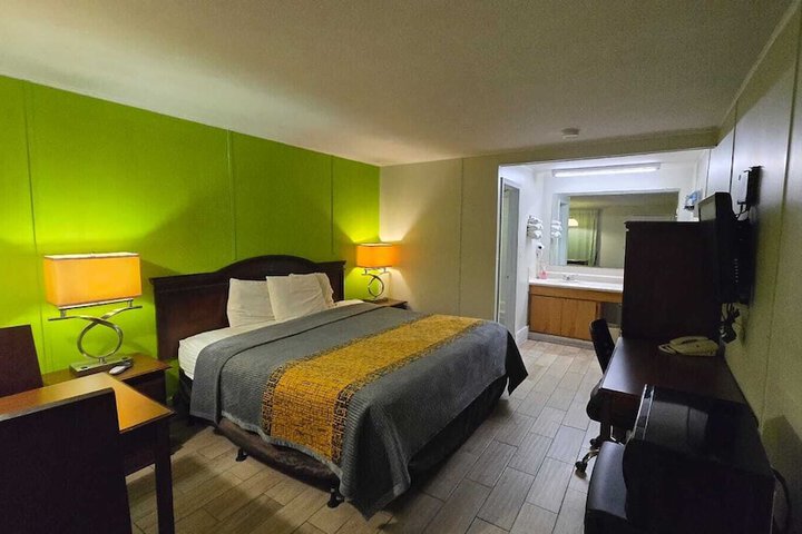 1 King Bed (6 of 6)