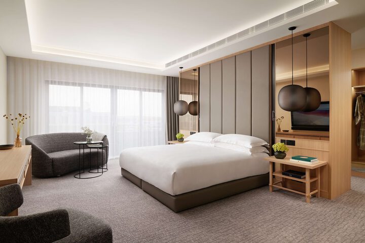 Room 9 of 82