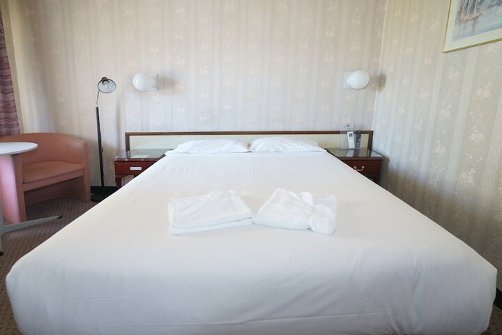 Room 6 of 32