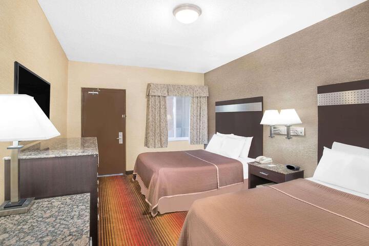 1 Queen Bed (18 of 18)