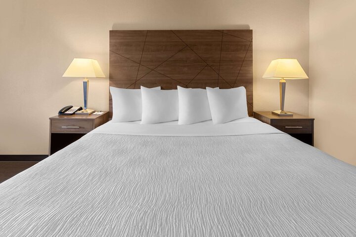 1 King Bed (1 of 17)