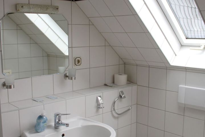 Room 8 of 12