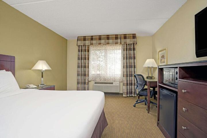 1 King Bed (4 of 5)
