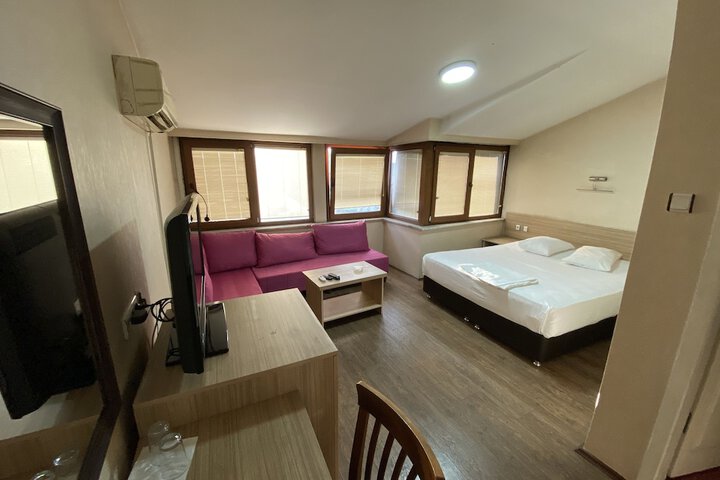 Room 13 of 37