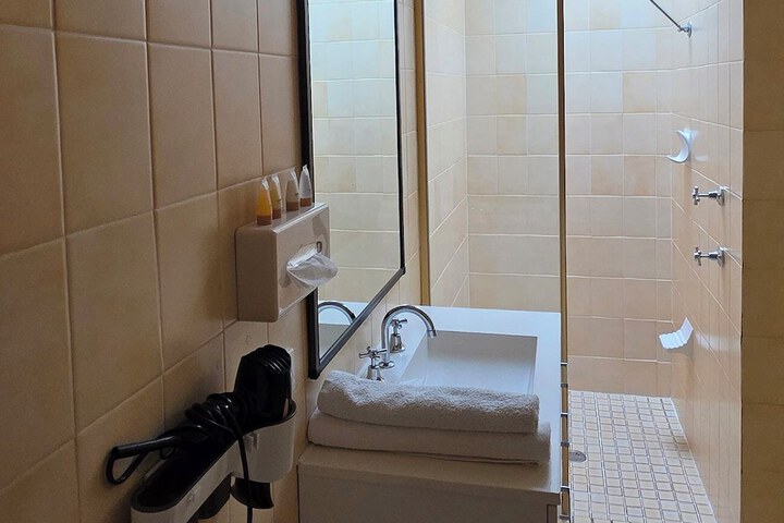 Room 14 of 18