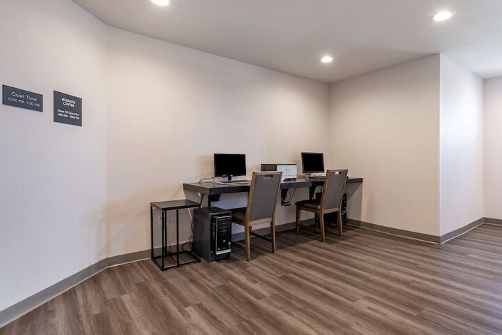 Business Center 30 of 37