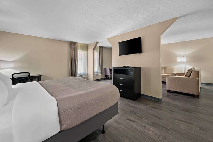 1 King Bed (12 of 14)