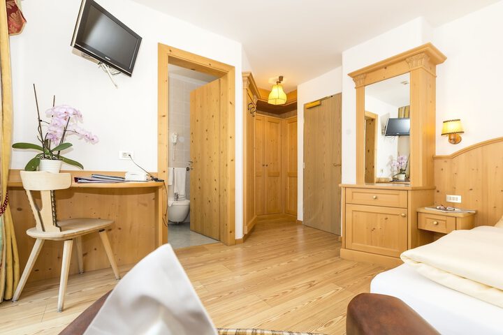 Room 2 of 32
