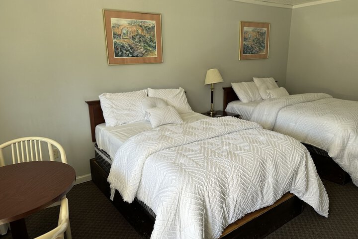 2 Queen Beds (2 of 3)