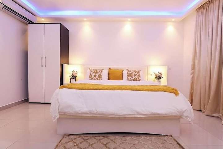 Room 4 of 9