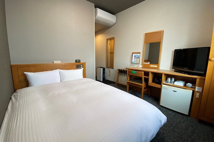 Room 4 of 28