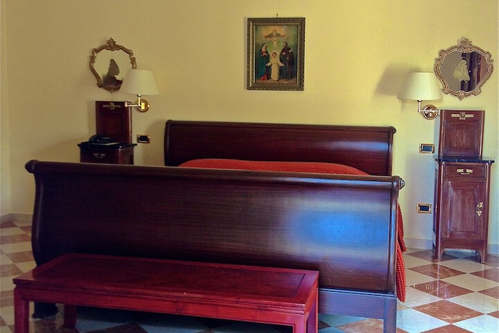 Room 6 of 19