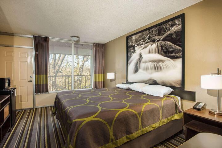 1 Queen Bed Accessible Room (11 of 12)