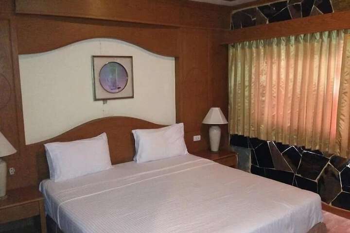 Room 5 of 16