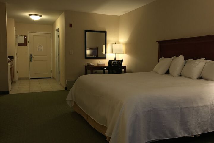 1 Queen Bed (5 of 12)
