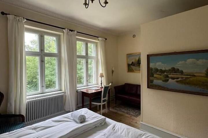 Room 3 of 77
