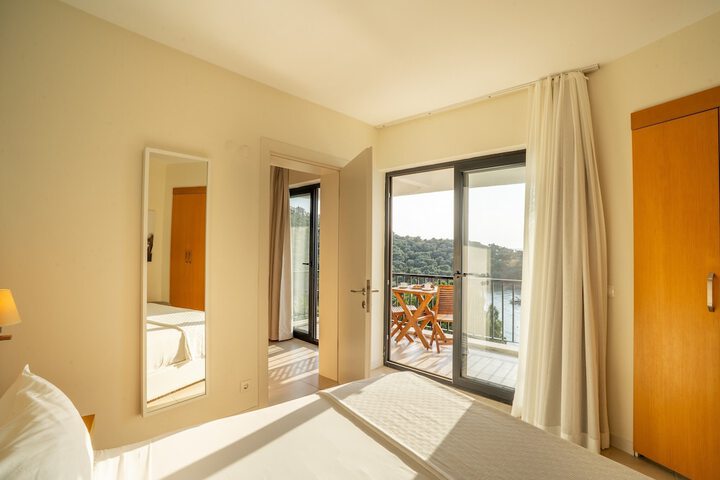 Room 3 of 70