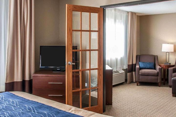 1 King Bed (5 of 9)