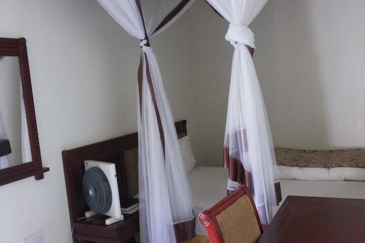 Room 6 of 42