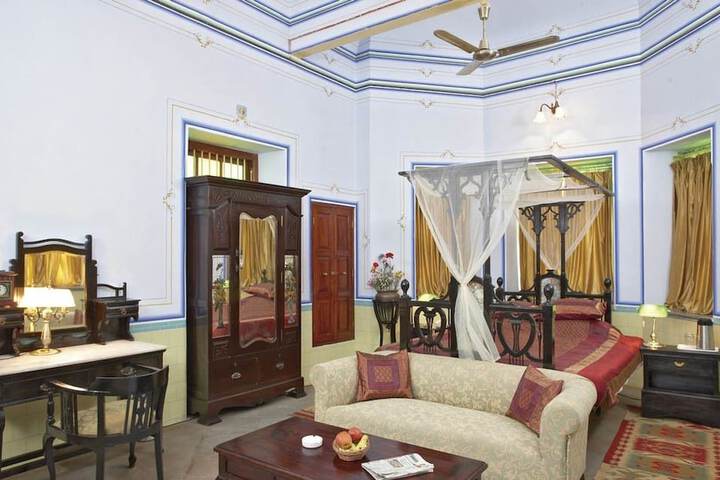 Room 4 of 40