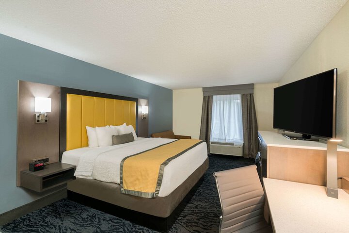 1 King Bed (1 of 9)