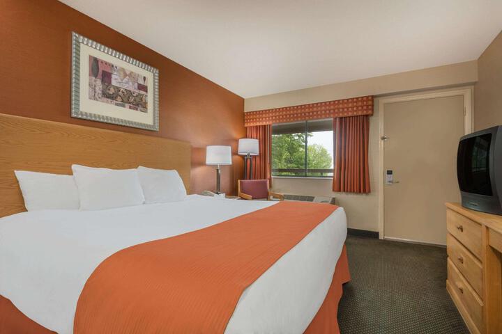 1 King Bed Deluxe Room (9 of 11)
