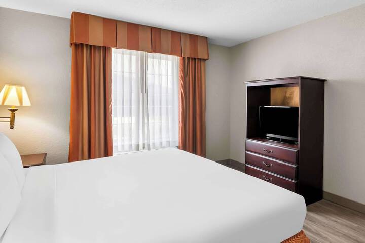 1 King Bed (26 of 32)