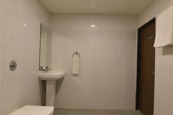 Room 32 of 43