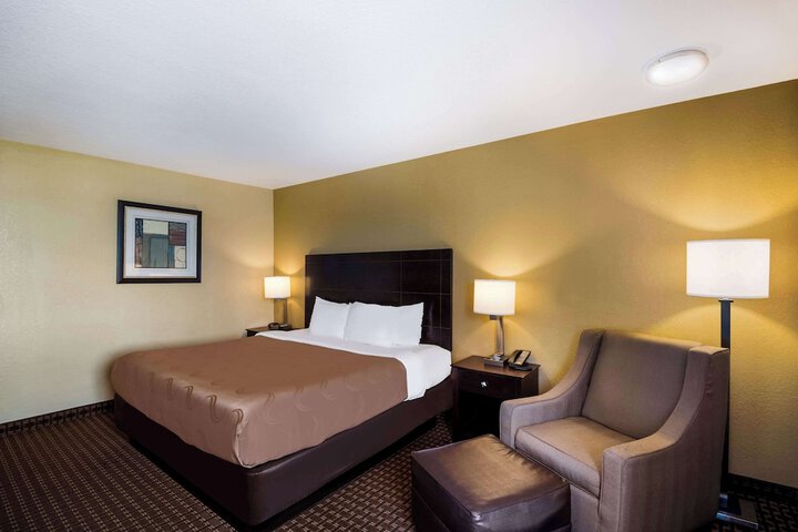 1 King Bed (2 of 10)